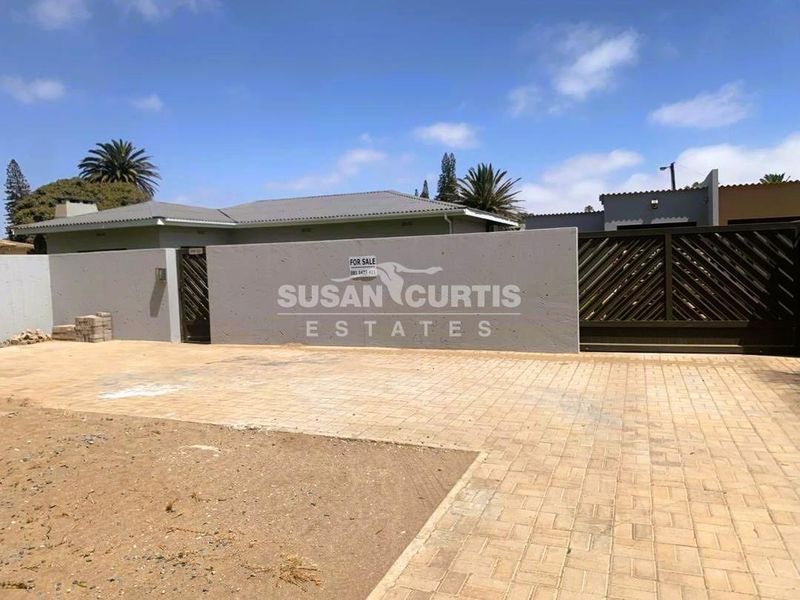 Modern Renovated Family Home in Central Oranjemund - Photo 7