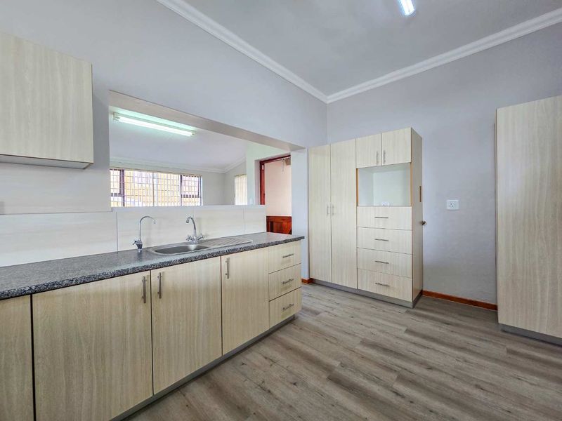 Coastal living with sea views and great location. - Photo 9