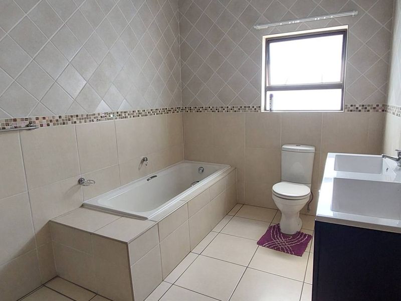 Spacious home in exclusive complex - Photo 8