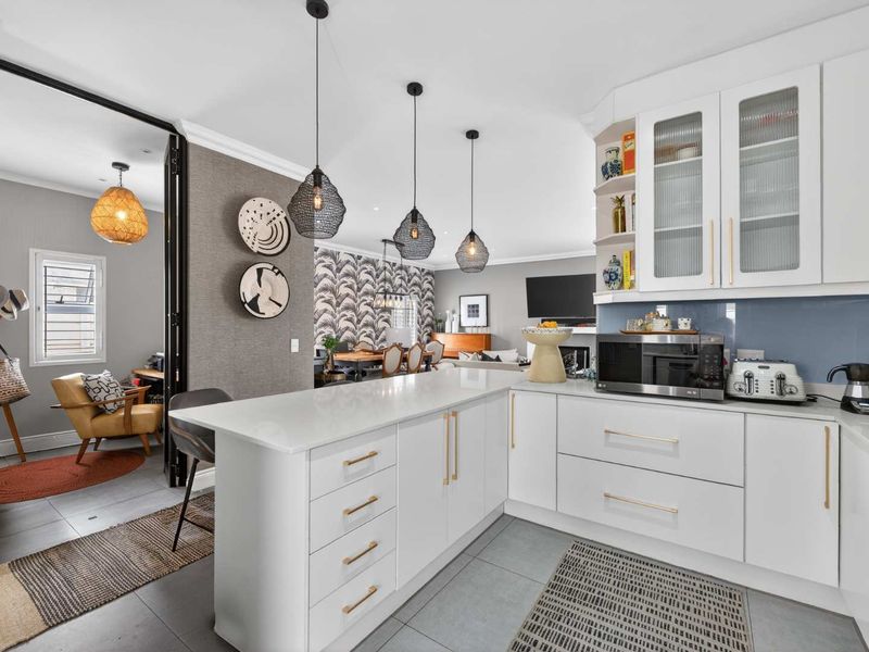 Elegant North-Facing Family Home in Quiet Cul-de-Sac - Photo 3