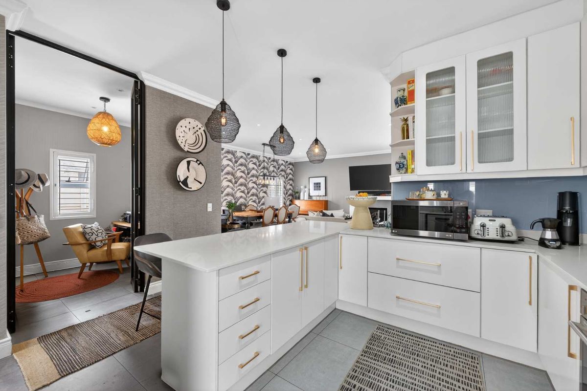 Elegant North-Facing Family Home in Quiet Cul-de-Sac - Photo 3