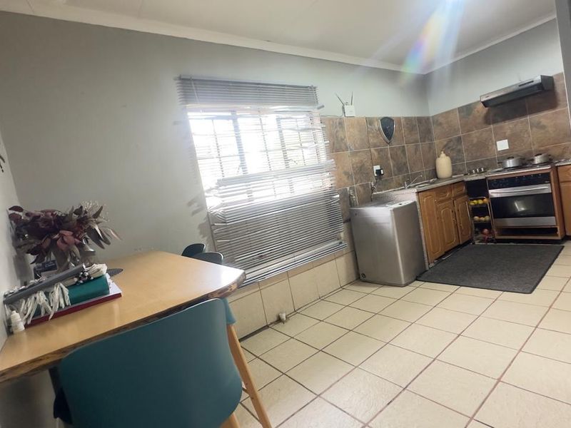 3 bedroom free standing house - Photo 2