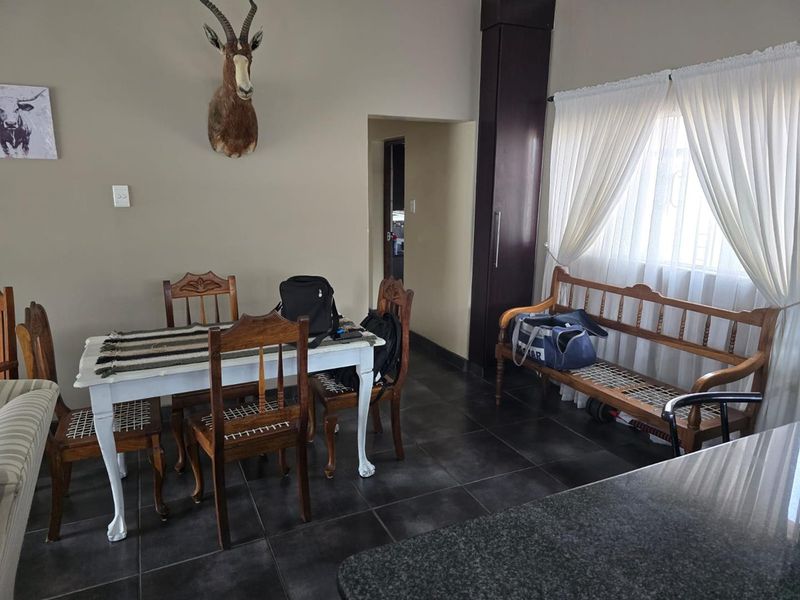 2 Bedroom Flat to Rent in Van Riebeeck Park - Photo 3