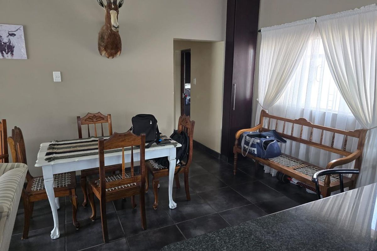 2 Bedroom Flat to Rent in Van Riebeeck Park - Photo 3