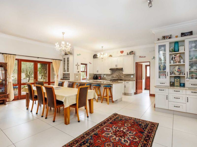 Elegant and Private Five-Bedroom Family Home with Exceptional Mountain Views on Val de Vie Estate - Photo 8