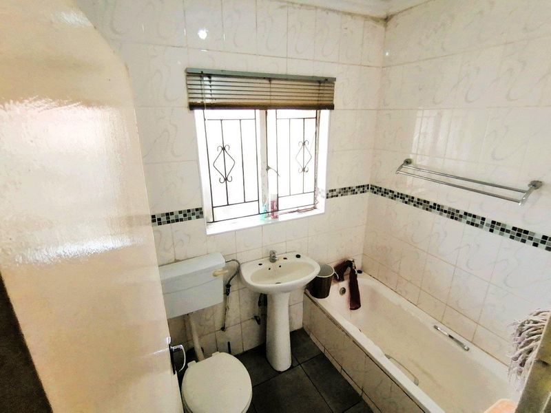 Beautifully presented Three-Bedroom, Two-Bathroom Home - Photo 9