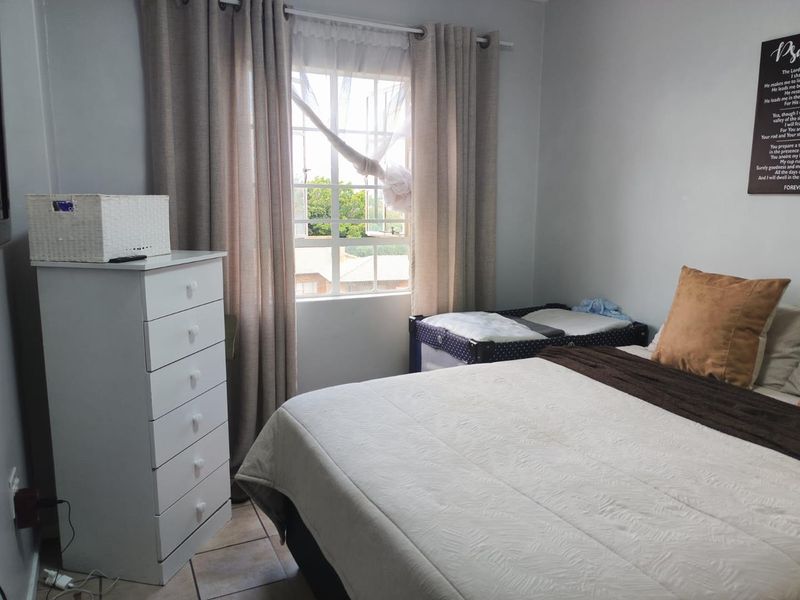 One Bedroom unit on 2nd floor in 24 hour security complex! - Photo 5