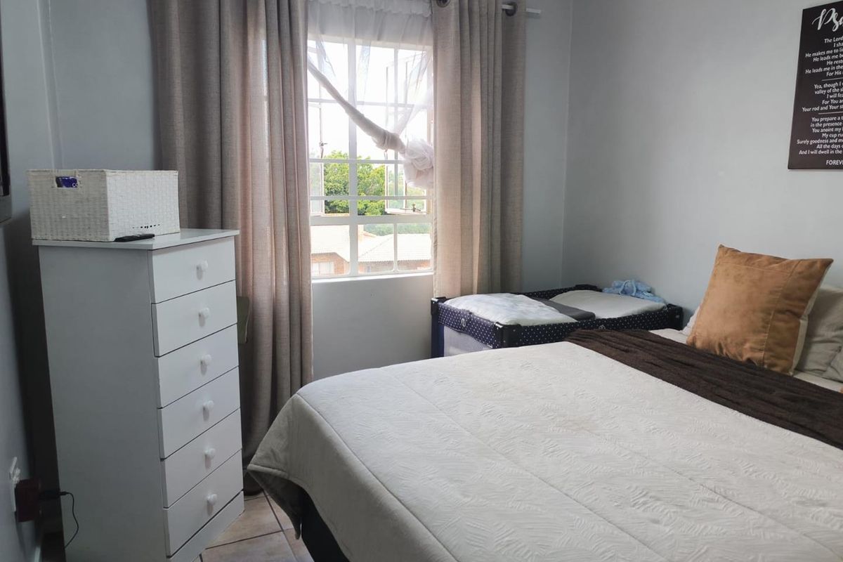 One Bedroom unit on 2nd floor in 24 hour security complex! - Photo 5