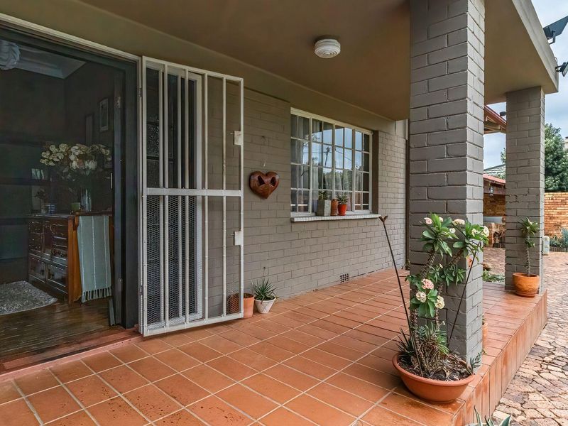 Charming Home: Classic Elegance Meets Modern Comfort! - Photo 4