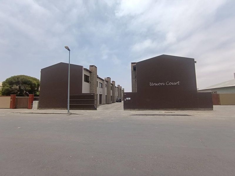 8x TOWNHOUSES FOR SALE IN UNION COURT - WALVISBAY - Photo 2