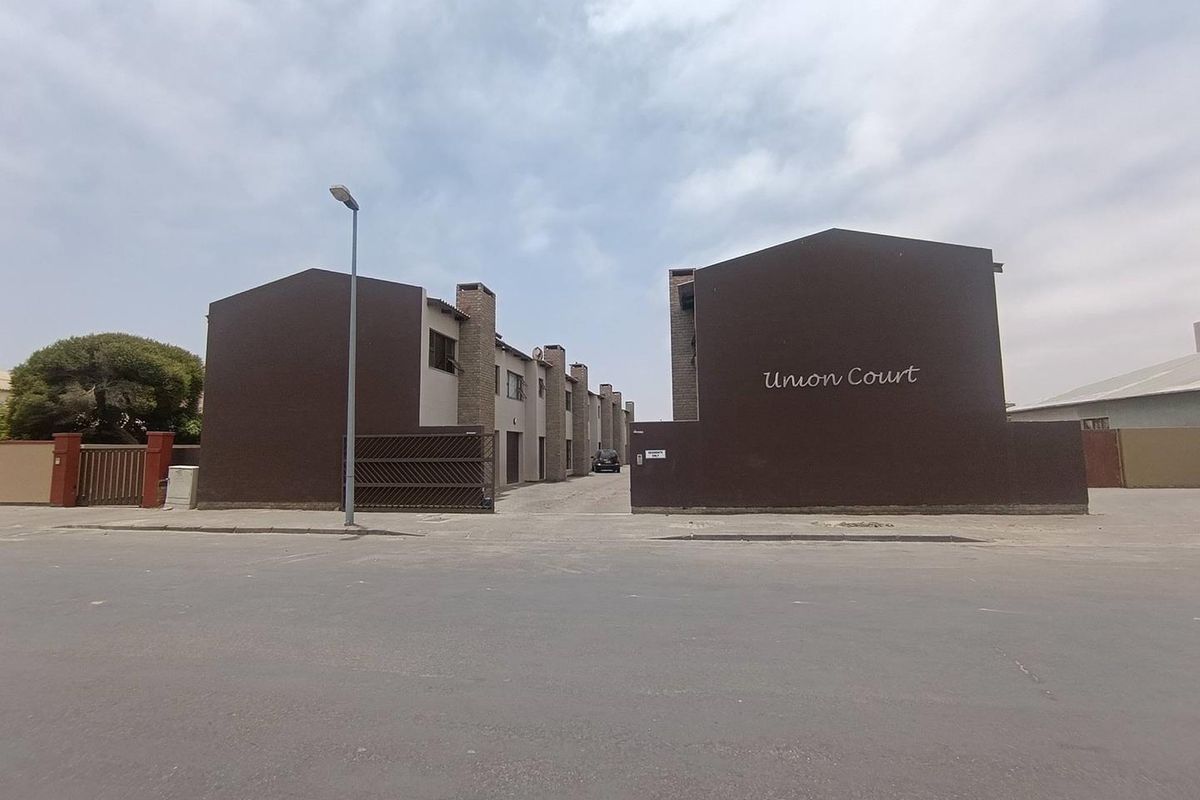 8x TOWNHOUSES FOR SALE IN UNION COURT - WALVISBAY - Photo 2