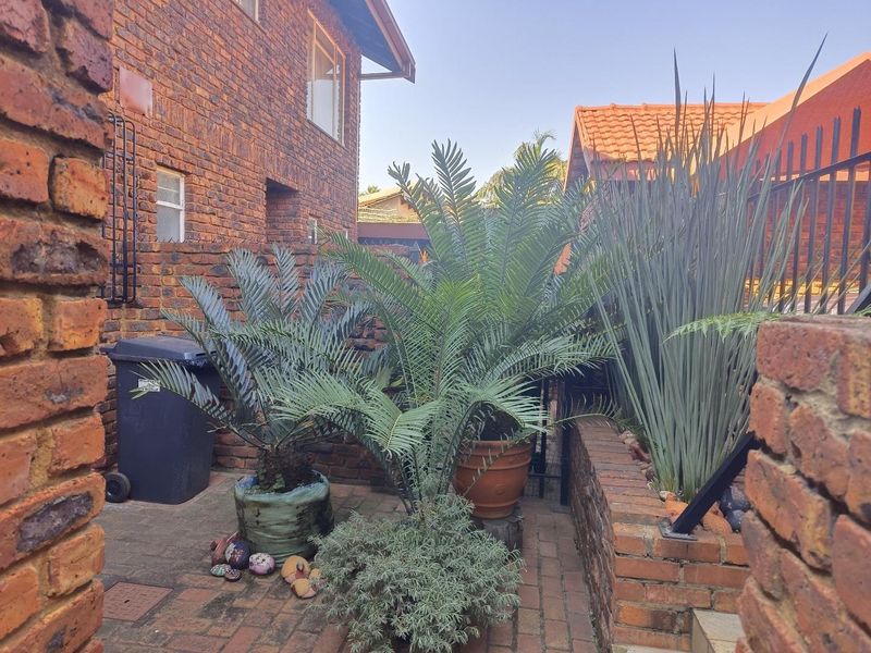 3 BEDROOM TOWNHOUSE IN SILVERTON - Photo 6