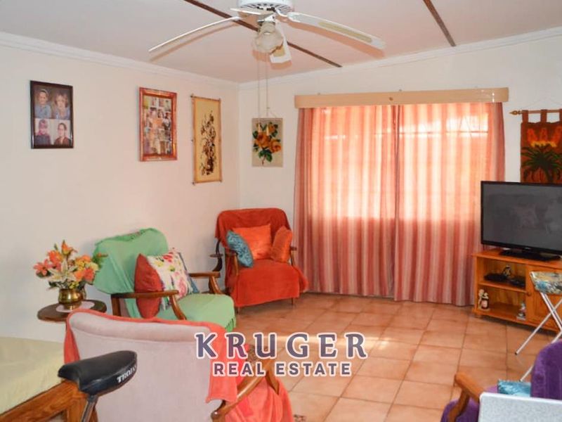 Vintage house for sale in Outjo with huge green gardens! - Photo 6