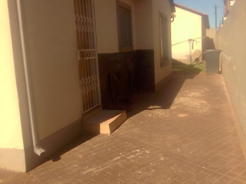 3 Bedroom House - Photo 2