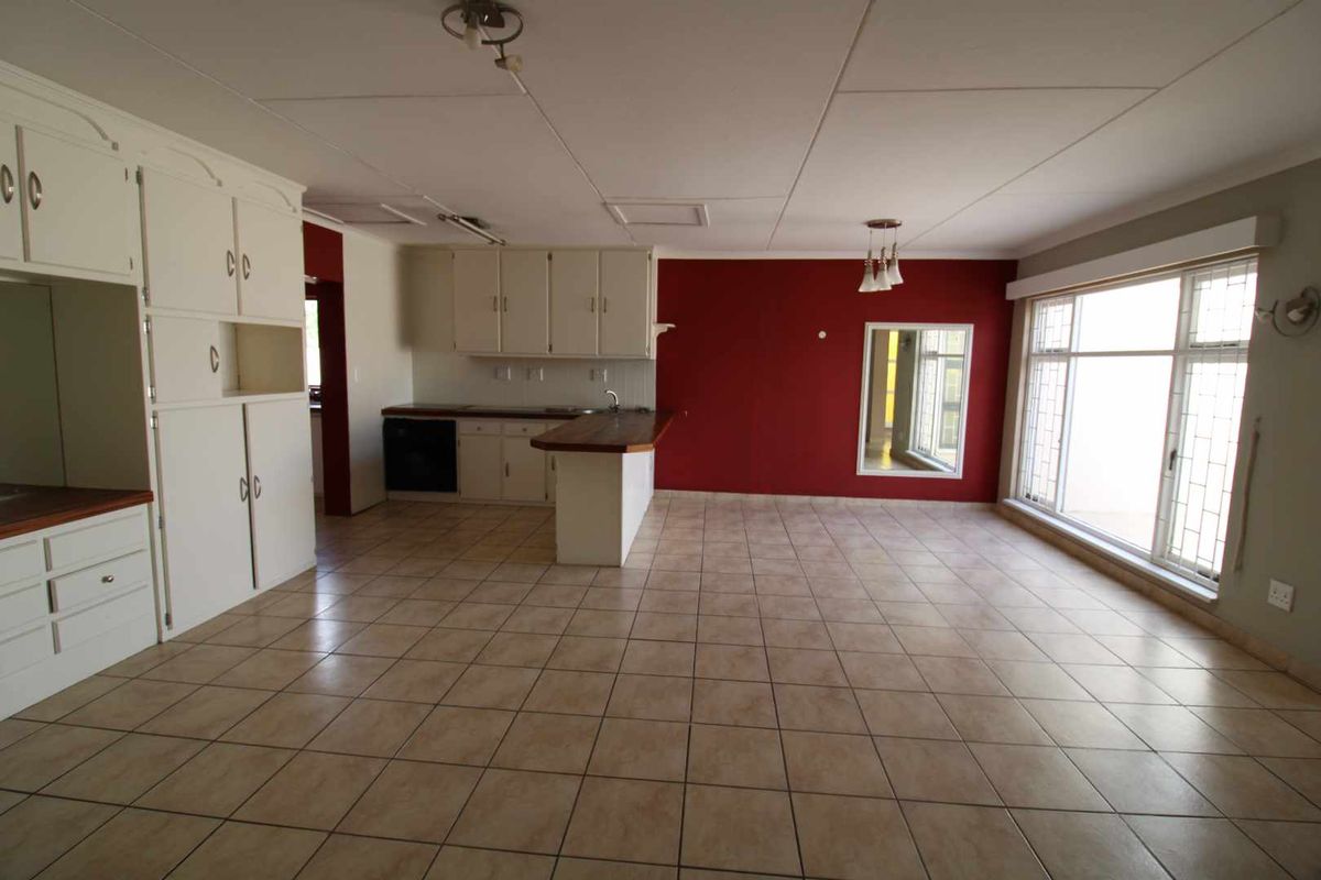 Spacious Open Living Family Home Close to High School - Photo 3
