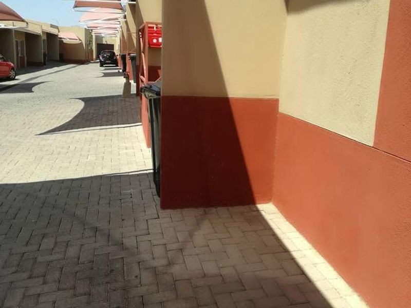 3 Bedrooms Townhouse For Sale Khomasdal - Photo 9