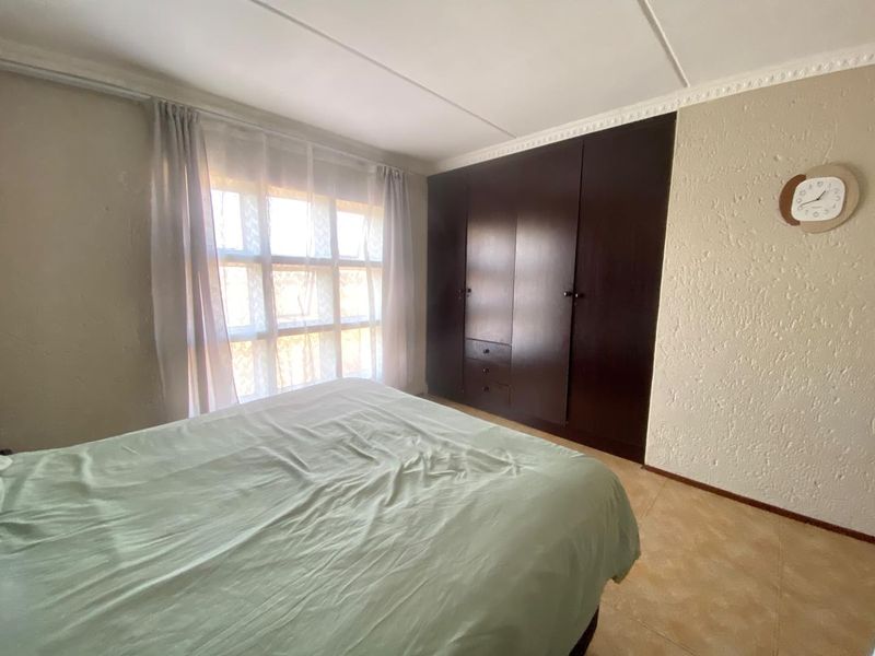Neat 2-Bedroom Townhouse with Enclosed Balcony in Secure Complex - Photo 8