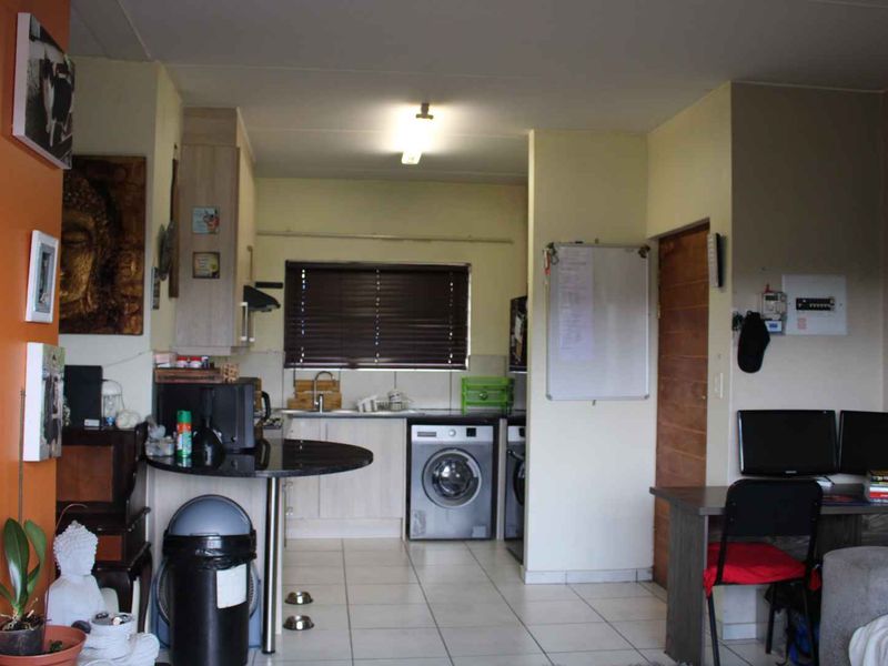 Serene Retreat: 2BR, 2BA Ground-Floor Townhouse - Photo 6