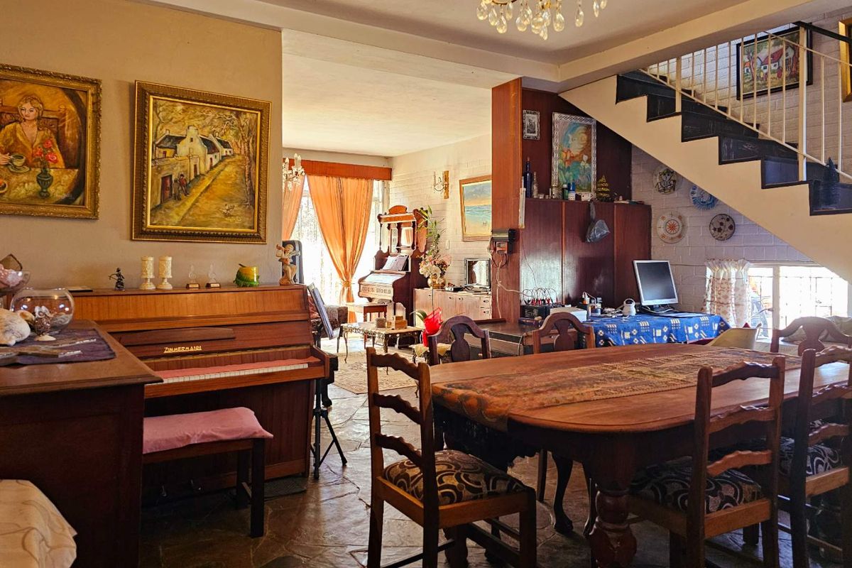 Attention Buyers! Remarkable Mansion with 9 Bedrooms, Countless Luxuries, and Endless Potential! - Photo 2