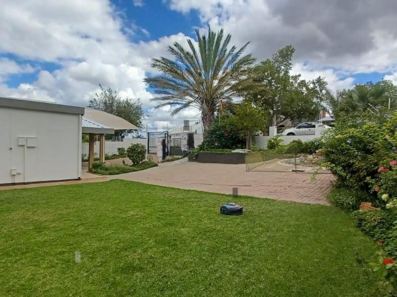 OLYMPIA - Versatile Family Home with Flat & Indoor Pool N$4 990 000 - Photo 2