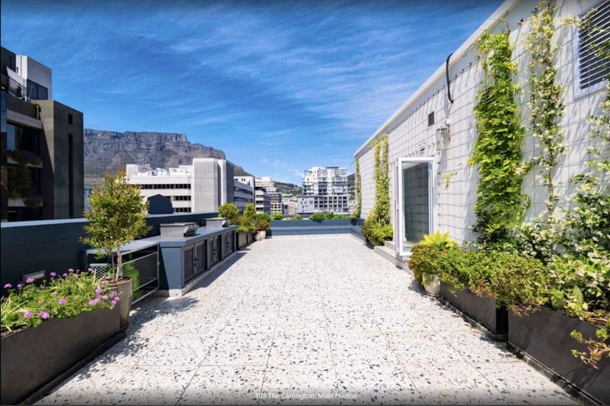 Stylish Fully Furnished 1-Bedroom Apartment in the Heart of Cape Town CBD - Photo 3