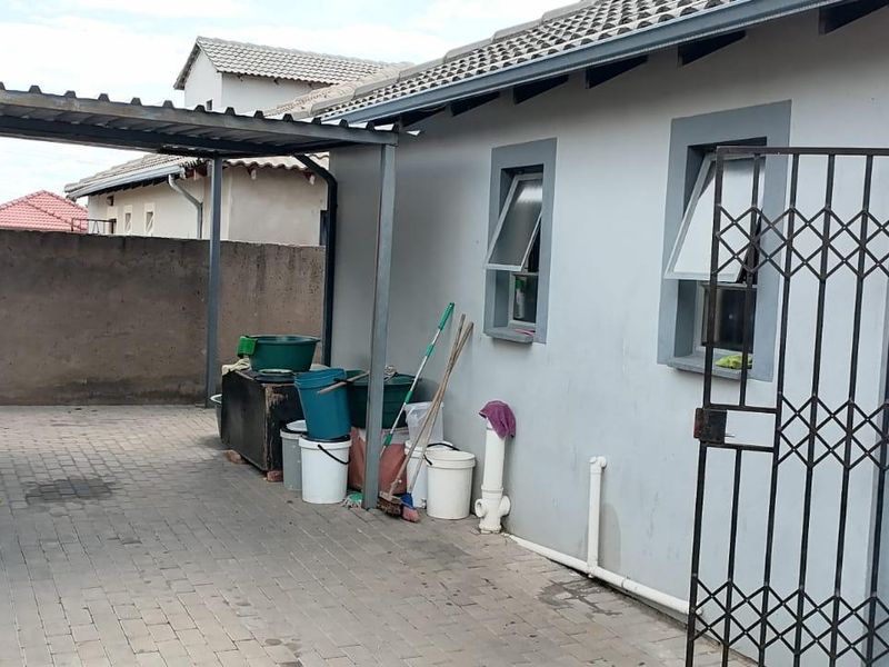 Riverside View R 1 100 000- Lovely Family Home - Photo 3