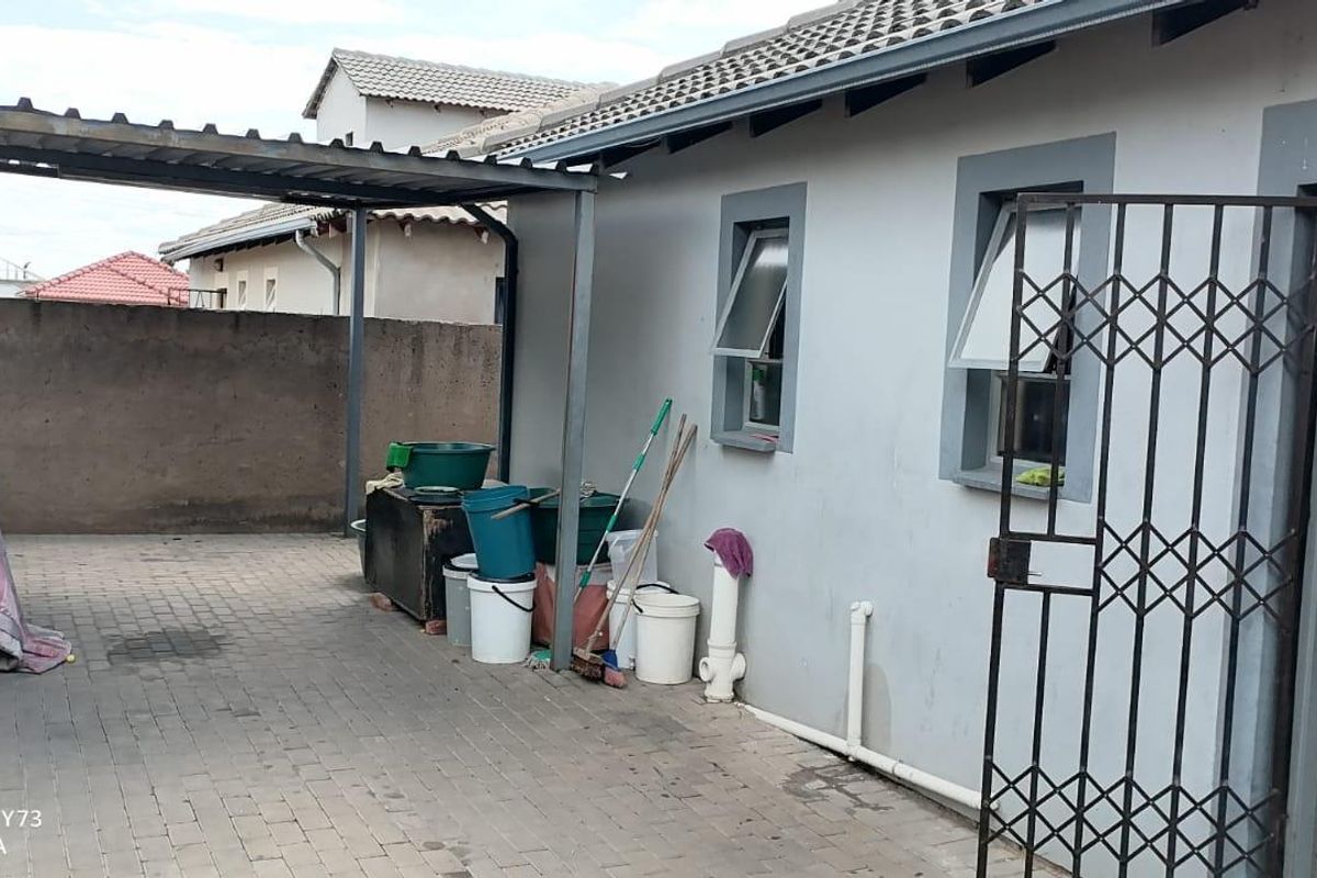Riverside View R 1 100 000- Lovely Family Home - Photo 3