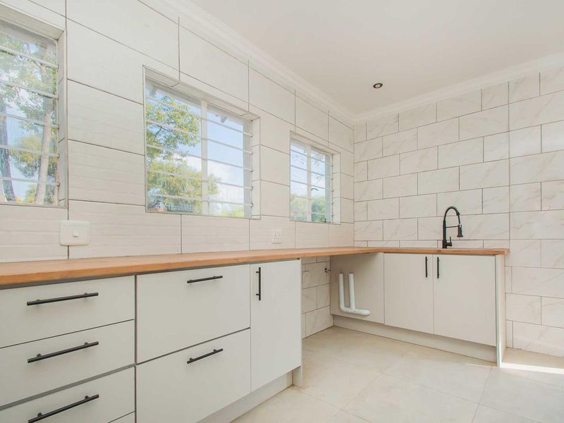 Spacious Fairfield Estate Home on 850m2 with Private Garden - Photo 10