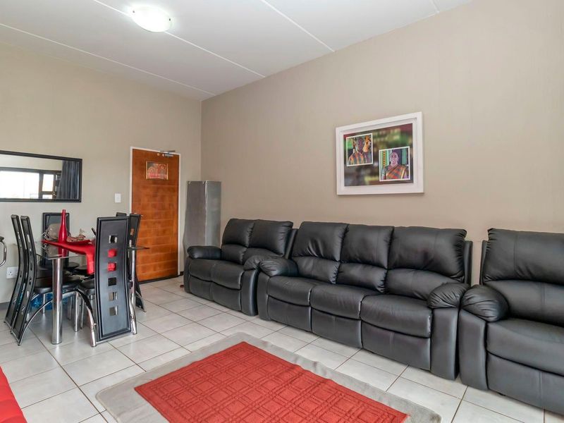 Three-bedroom ground floor apartment in barbeque downs - Photo 2