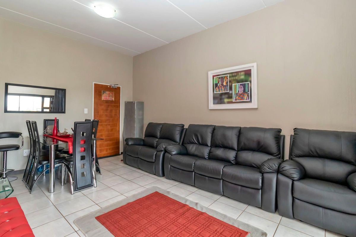 Three-bedroom ground floor apartment in barbeque downs - Photo 2