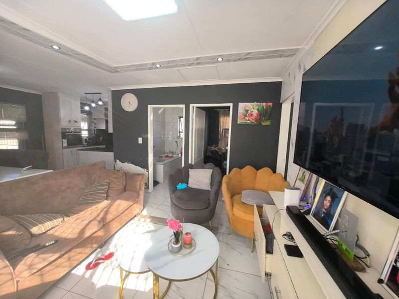 Looking for space, security, and a quiet neighborhood? - Photo 9