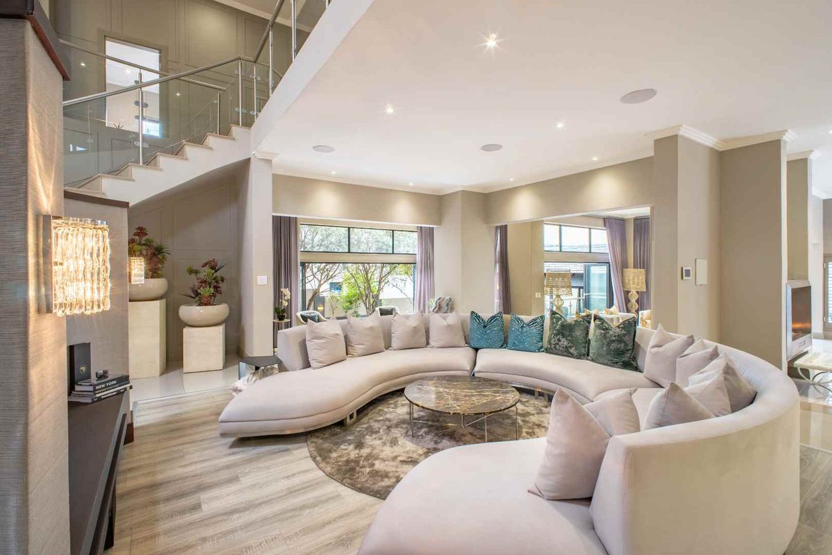 🏡 Exquisite 5-Bedroom Luxury Home To Let in Helderfontein Estate - Photo 2
