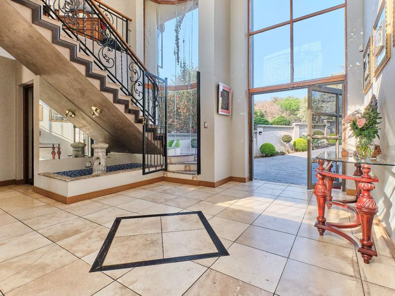 "Entertainer's Dream: Luxury Home in St. Andrews Estate" - Photo 2