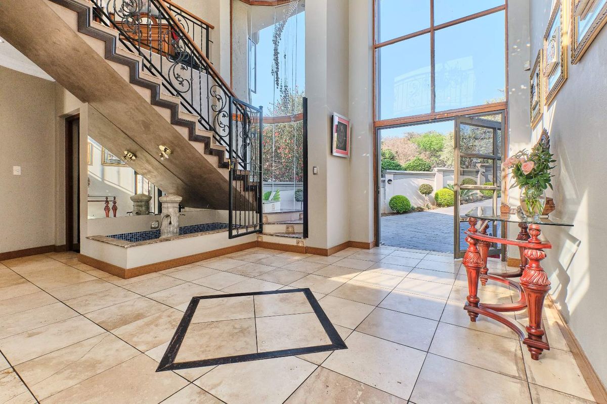 "Entertainer's Dream: Luxury Home in St. Andrews Estate" - Photo 2