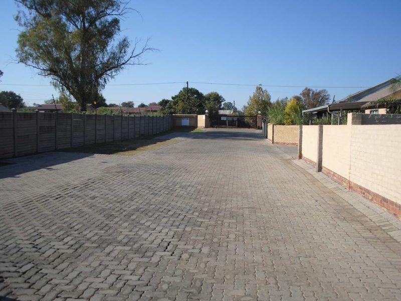 Charming Secure Complex Townhouse unit for sale (Exclusive Mandate) - Photo 3
