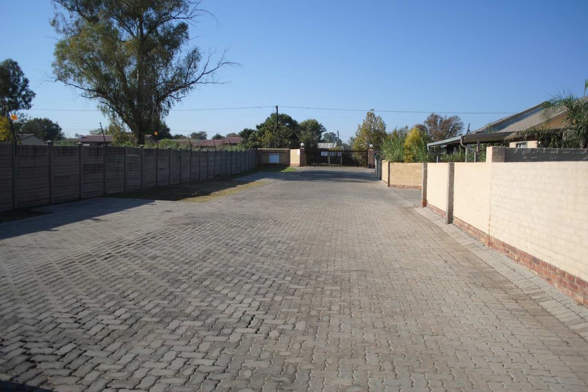 Charming Secure Complex Townhouse unit for sale (Exclusive Mandate) - Photo 3