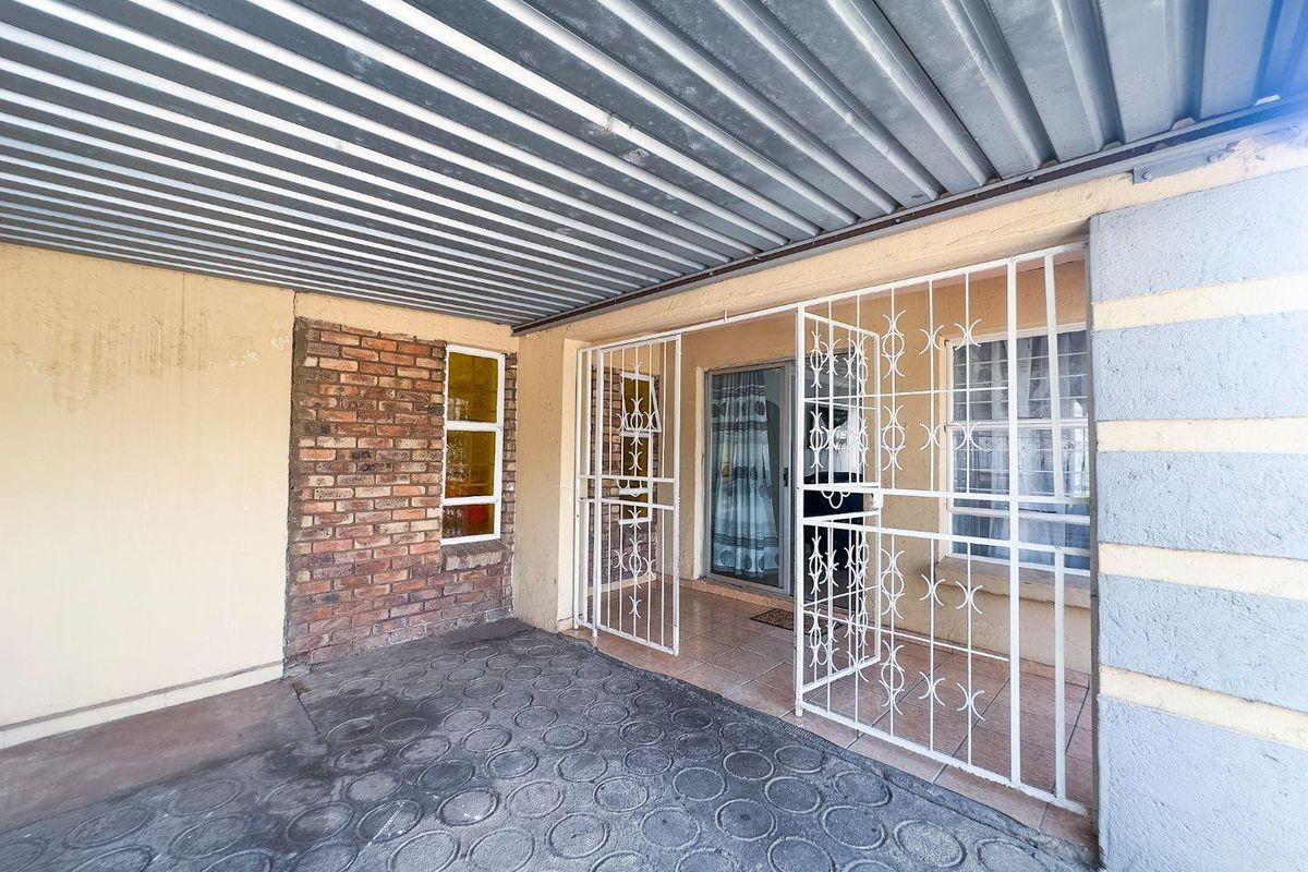 EXCLUSIVE MANDATE – 3 BEDROOM FREE-STANDING HOME WITH ADDITIONAL ROOM & BATHROOM - Photo 5