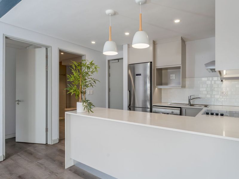 Loft apartment living at its finest 2 bedrooms 2 bathrooms panoramic mountain views plus 2 secure basement parking bays plus a lift. - Photo 8