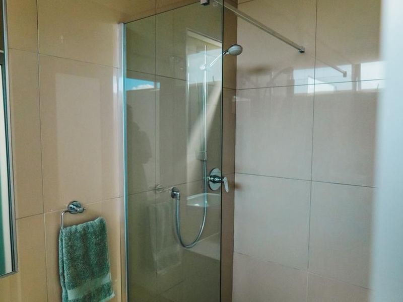 WELL SOUGHT AFTER FULY FURNISHED, APARTMENT TO RENT IN WINDHOEK CBD!! FREEDOM PLAZA!! AVAILABLE IMMEDIATELY!!! - Photo 3