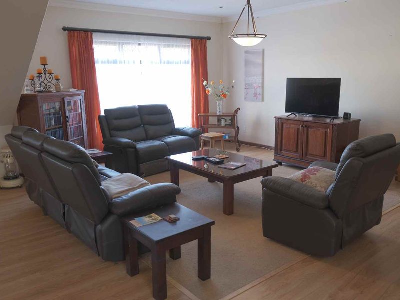 Beautiful Home for a large Family - Photo 9