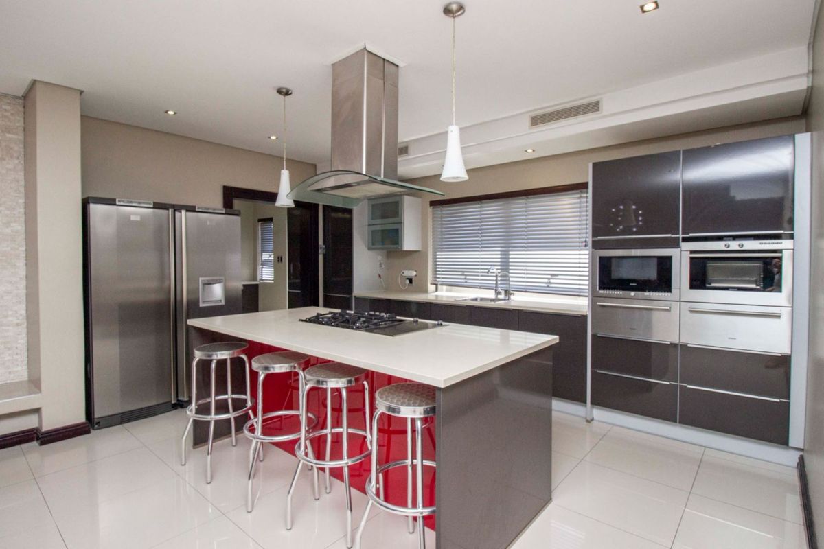 A Home of Grandeur in Plattekloof. - Photo 3