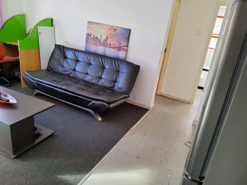 **Charming 3-Bedroom Flat in Secure, Family-Friendly Complex** - Photo 6