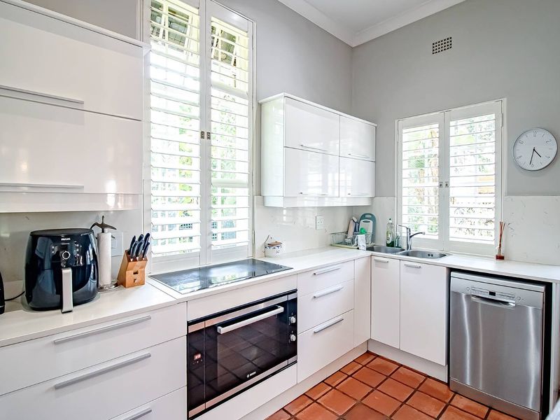 Magnificent Family Home with Cottage on Established Acre in Bryanston East - Photo 4