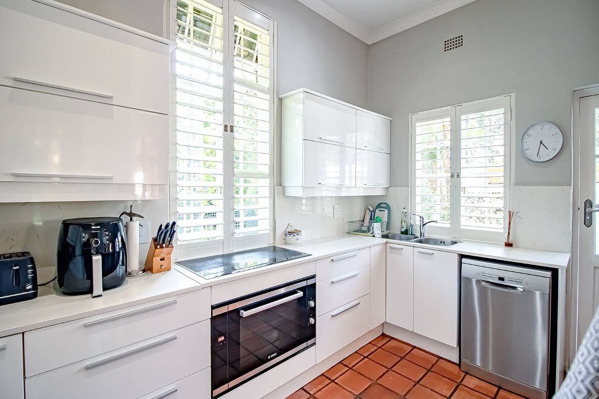 Magnificent Family Home with Cottage on Established Acre in Bryanston East - Photo 4