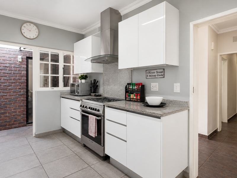 Spacious Family Unit with Guest Suite, Modern Finishes & Stunning Leafy Outlook - Photo 5