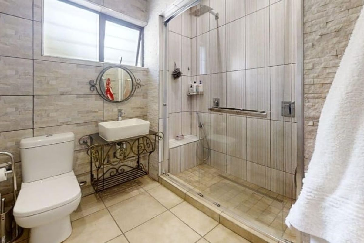 3 Bedroom House in Cinderella - Photo 2