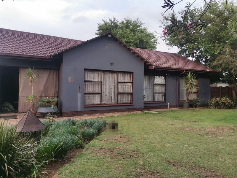 3 Bedroom House For Sale in Vanderbijlpark SE 6 - Photo 2