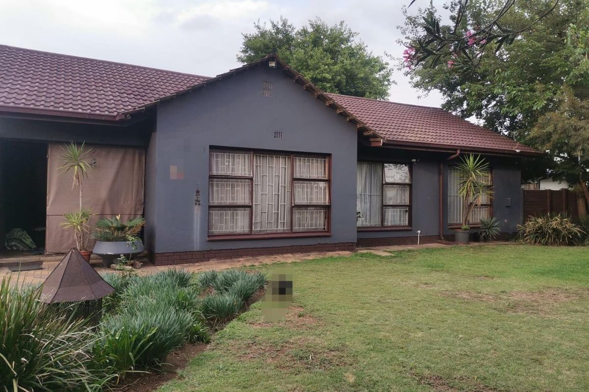 3 Bedroom House For Sale in Vanderbijlpark SE 6 - Photo 2