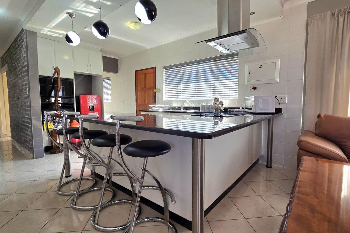 3 Bedroom House for sale in Oakdene - Photo 2