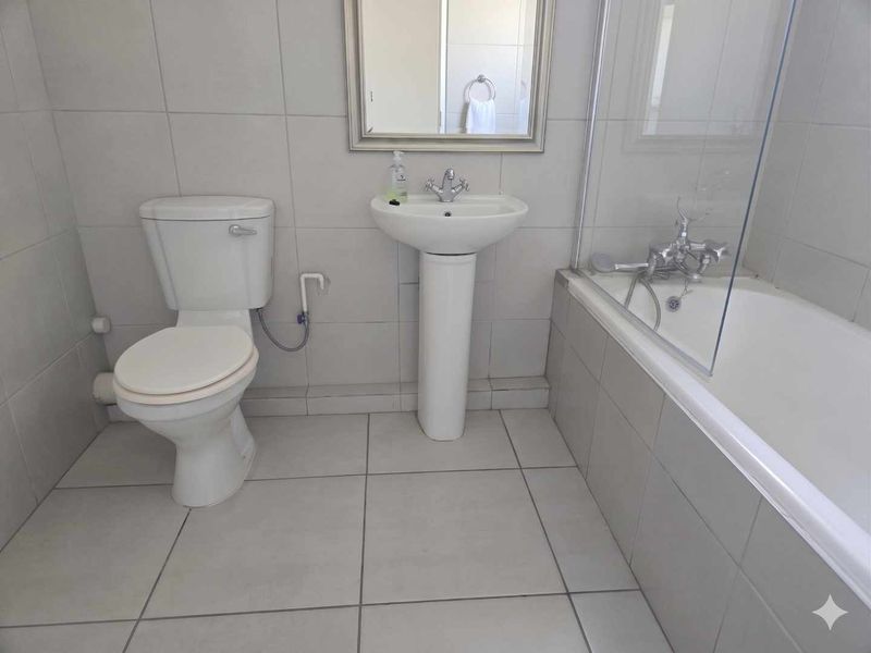 Scenic Top-Floor 2 Bedroom Apartment in Secure Findlain Court,Northdene. - Photo 7